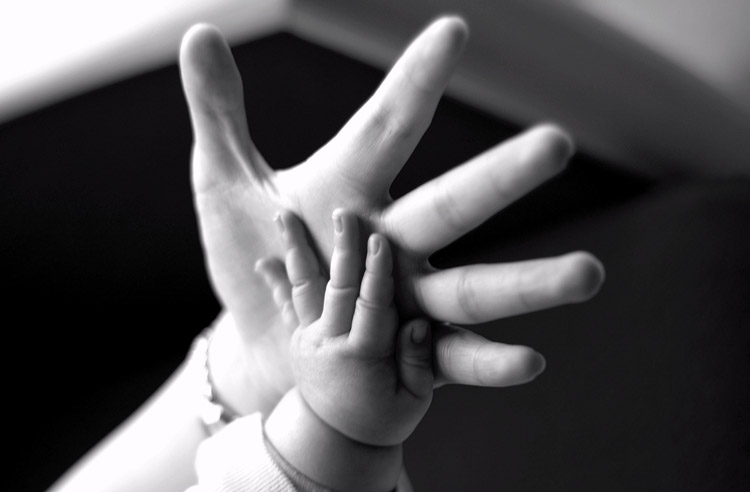 Hình ảnh này sẽ khiến bạn cảm thấy ấm lòng khi nhìn thấy bàn tay mẹ nắm chặt tay con của mình. Đó là một hình ảnh tuyệt vời cho tình yêu thương và sự quan tâm giữa mẹ và con.