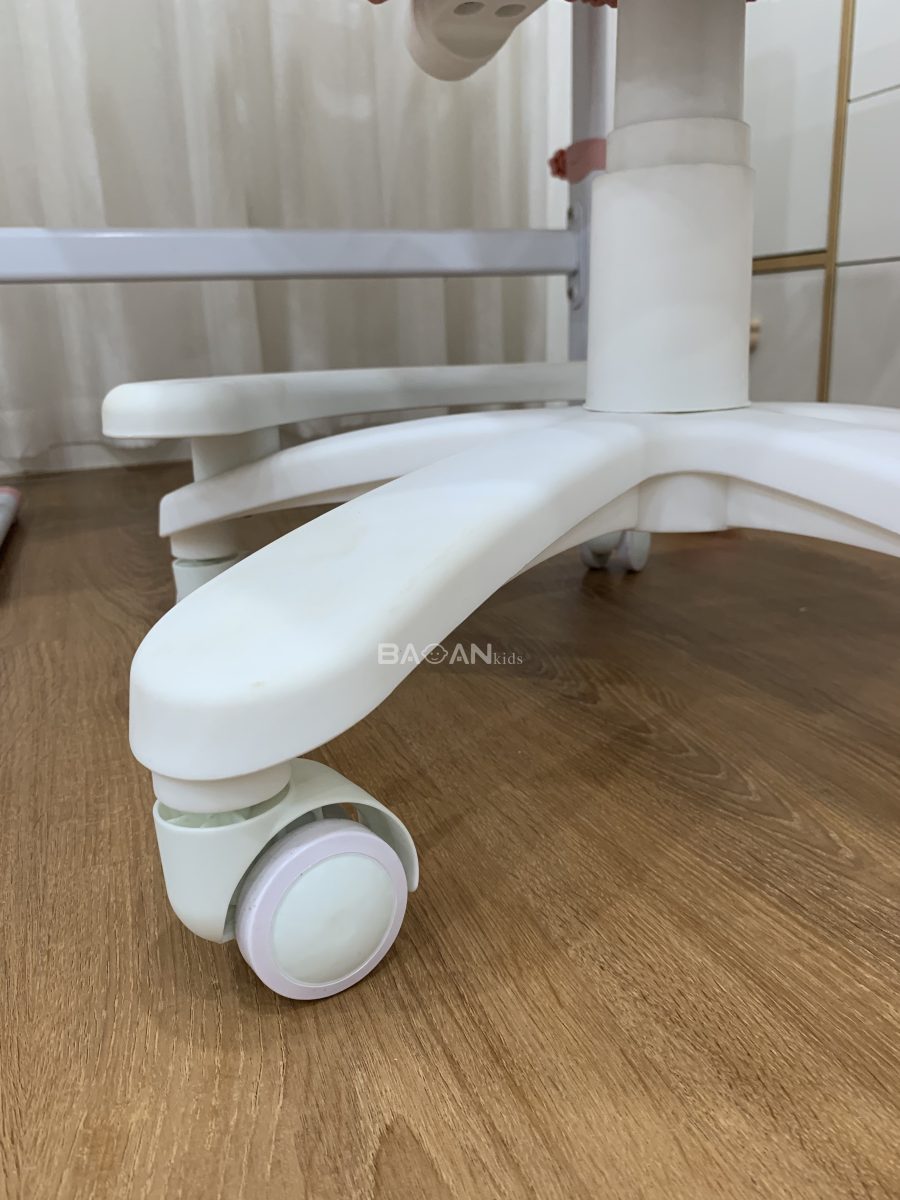 Trục của ghế chống gù bằng thép chống gỉ, vỏ nhựa ABS, có bánh xe quay 360 độ và tự động khóa khi bé ngồi lên Trục của ghế chống gù bằng thép chống gỉ, vỏ nhựa ABS, có bánh xe quay 360 độ và tự động khóa khi bé ngồi lên